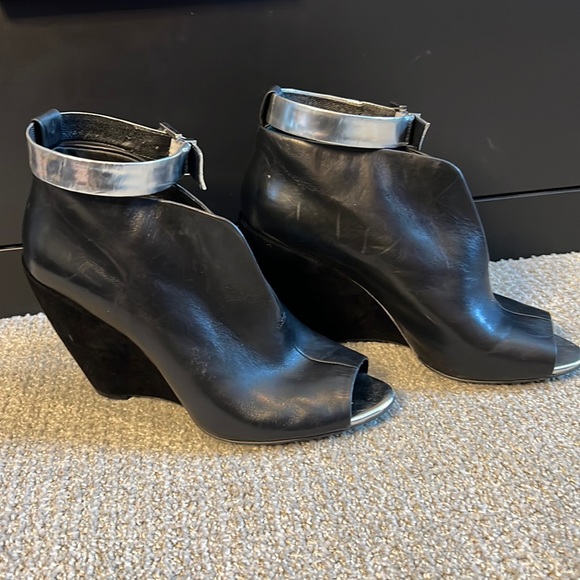 LOVIN’ KENNETH COLE SILVER ANKLE STRAP - Picture 1 of 4